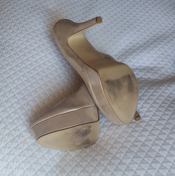 Beautiful Gold/Cream Metallic Pumps - Picture 3 of 4